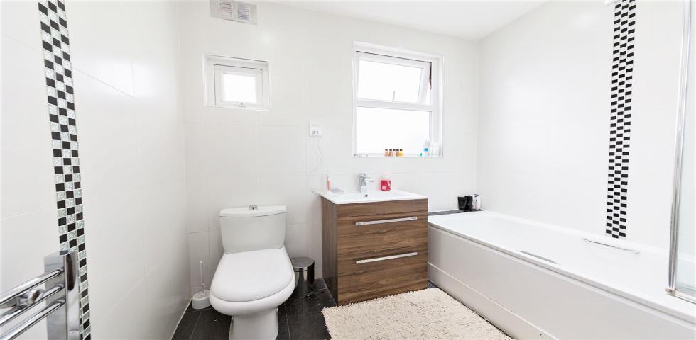 			THREE BATHROOMS, GARDEN , 4 Bedroom, 1 bath, 1 reception Semi-Detached House			 Petworth Road , NORTH FINCHLEY 